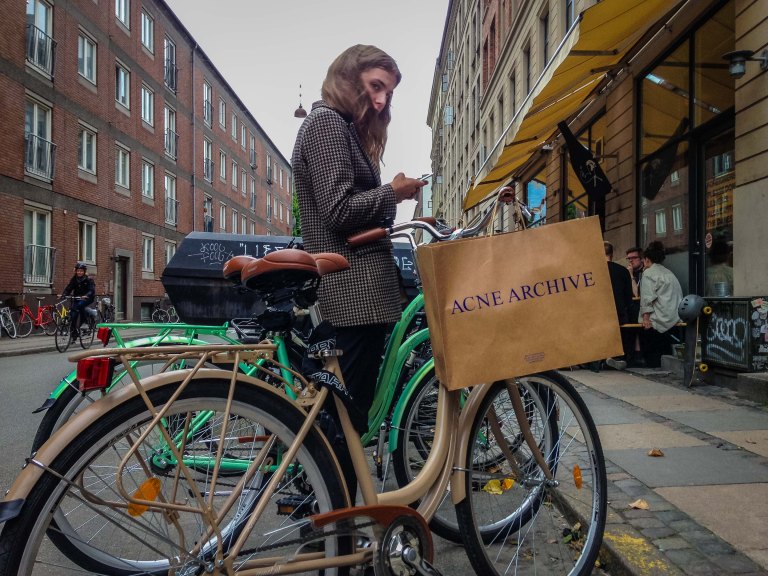 Denmark-copenhagen-osterbro-bike-girl