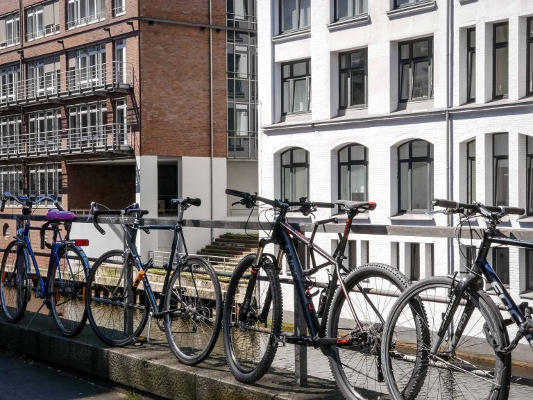 Hamburg-bikes-canal