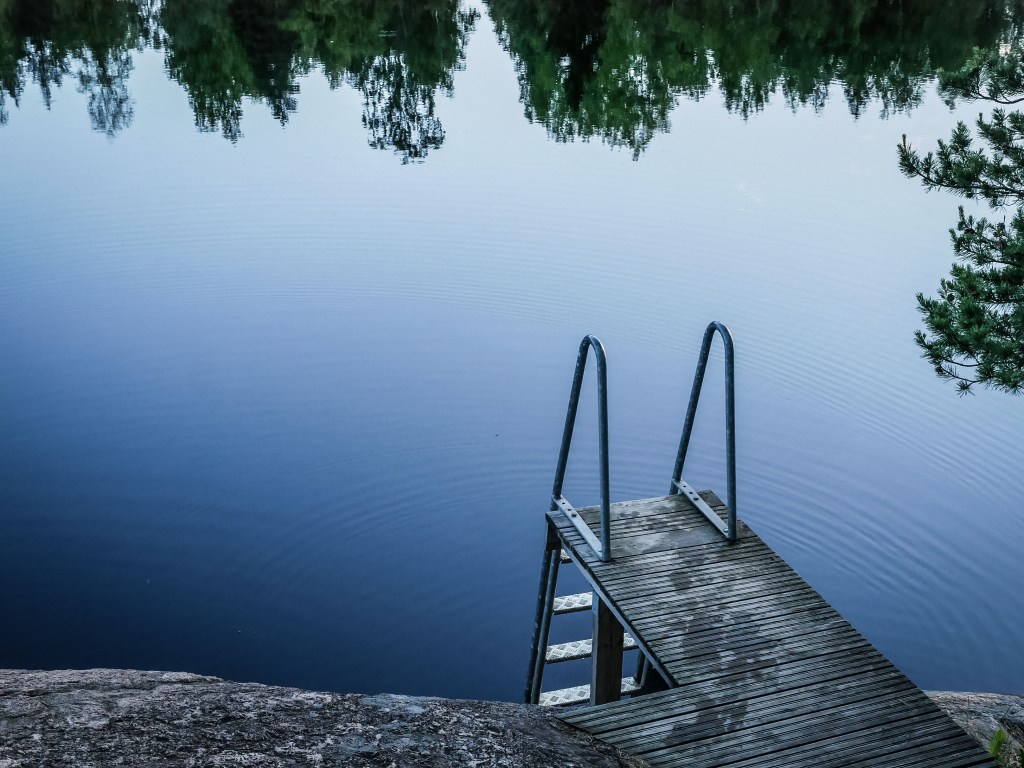 Finland-lake-reflection