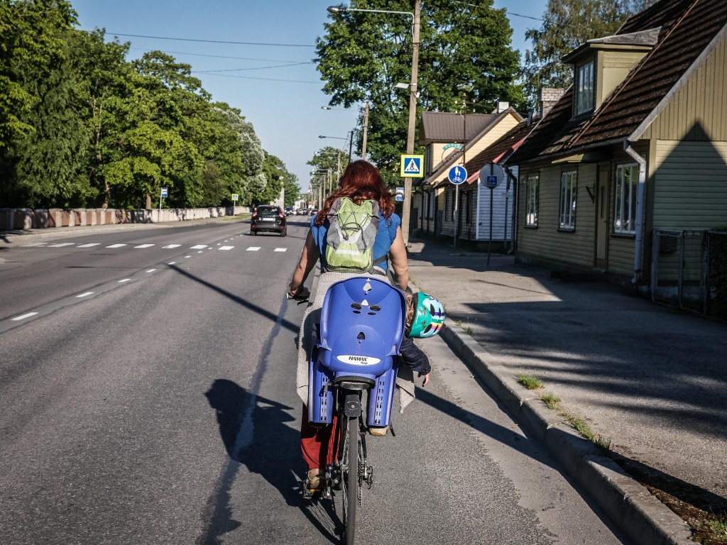 Estonia-Parnu-bike-mother-and-child