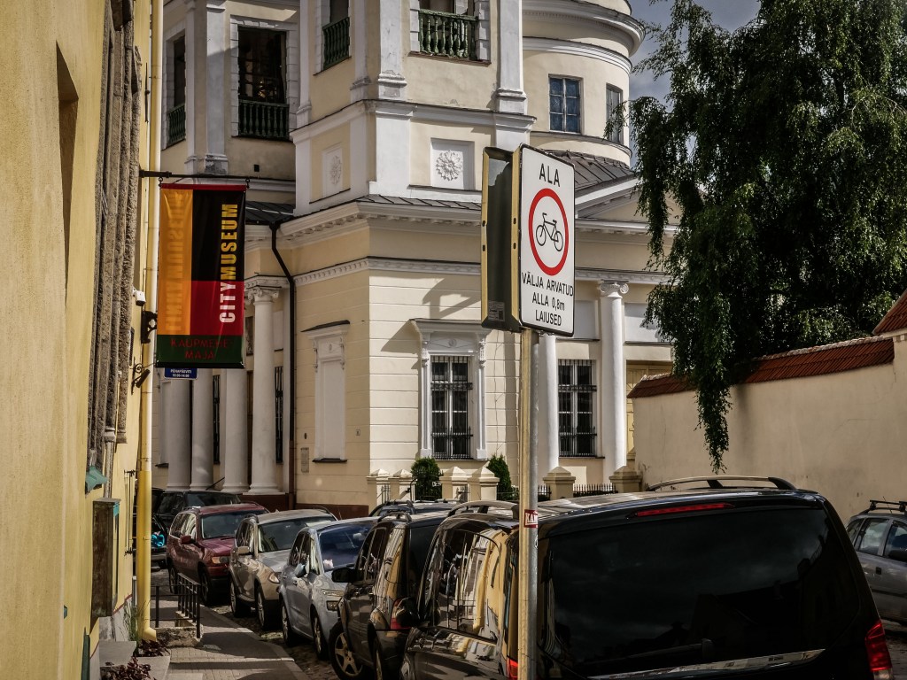 Estonia-tallinn-narrow-street-bike