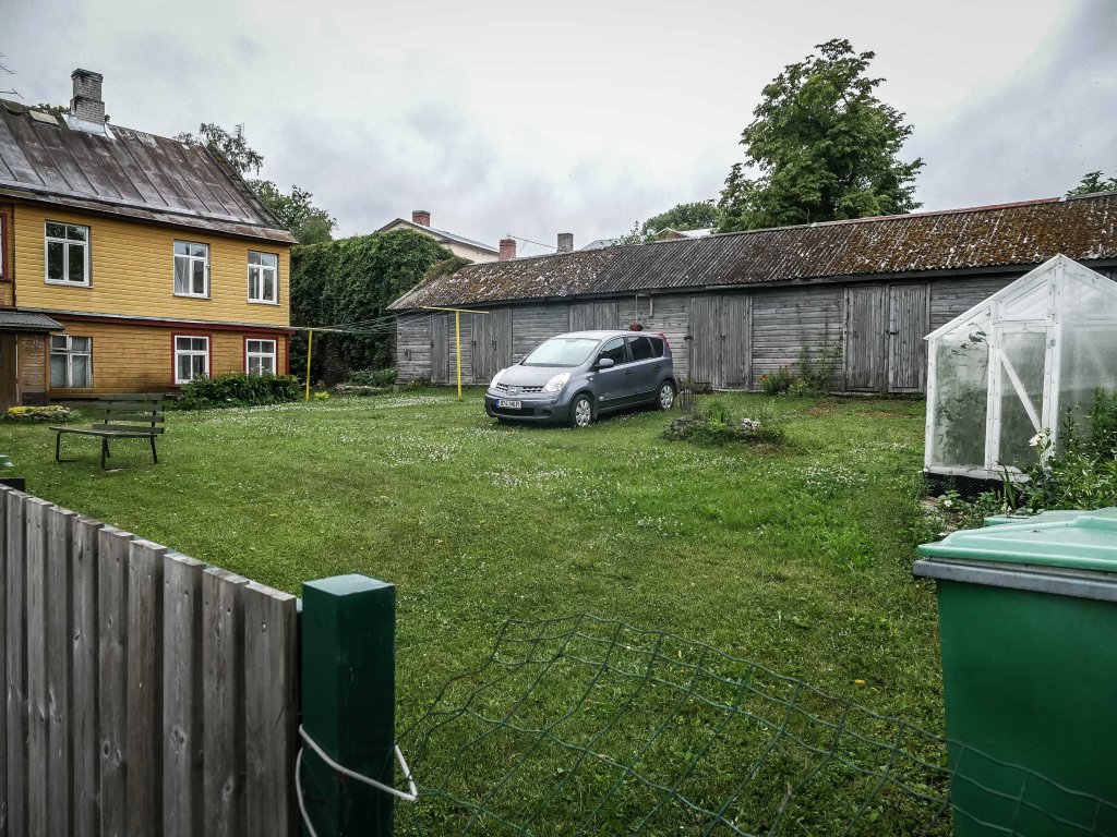Nissan-note-car-garden